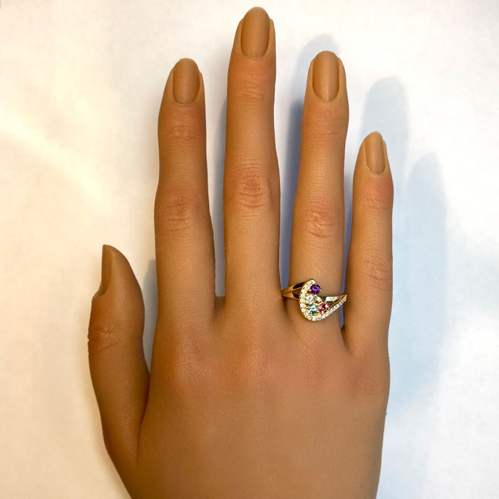 size of gemstone and diamond ring on hand
